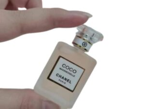 Découvrez Coco Chanel Frosted 7.5 ml, une fragrance fraîche et raffinée au format voyage. Un parfum élégant et pratique pour profiter d’un sillage délicat à tout moment de la journée.