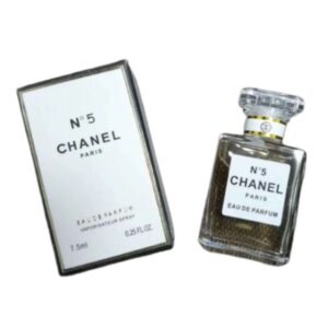 Découvrez Coco Chanel Yellow 7.5 ml, une fragrance lumineuse et élégante au format voyage. Un parfum raffiné, pratique et idéal pour sublimer votre quotidien avec une touche de sophistication.