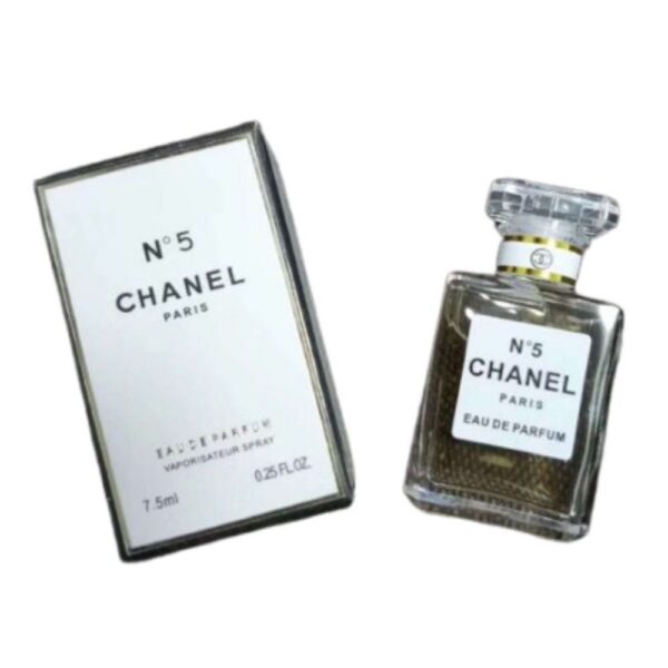 Découvrez Coco Chanel Yellow 7.5 ml, une fragrance lumineuse et élégante au format voyage. Un parfum raffiné, pratique et idéal pour sublimer votre quotidien avec une touche de sophistication.