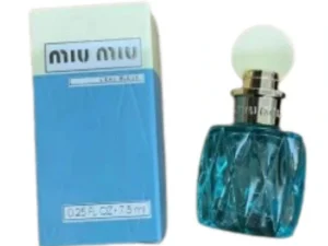 Miu Miu Blue 5 ml est un parfum féminin frais et élégant au format voyage. Découvrez une fragrance raffinée, pratique à emporter partout au quotidien