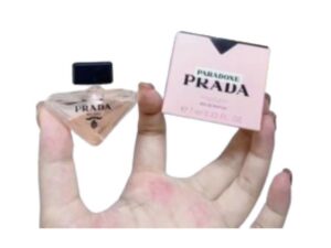 Découvrez Prada Paradoxe 7 ml, l'eau de parfum femme aux notes florales et ambrées. Format voyage pratique, élégant et longue tenue pour toutes les occasions.