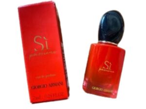 Découvrez Sì Red 7 ml, l'eau de parfum femme aux notes florales et fruitées. Format voyage pratique, sillage élégant et longue tenue pour toutes les occasions.