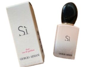 Découvrez Sì Pink 7 ml, l'eau de parfum femme aux notes florales et fruitées. Format voyage pratique, élégant et idéal pour une utilisation quotidienne.