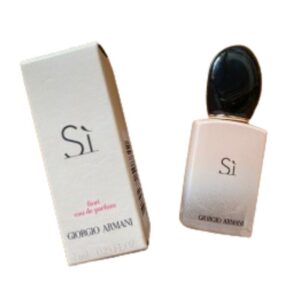 Découvrez Sì Pink 7 ml, l'eau de parfum femme aux notes florales et fruitées. Format voyage pratique, élégant et idéal pour une utilisation quotidienne.
