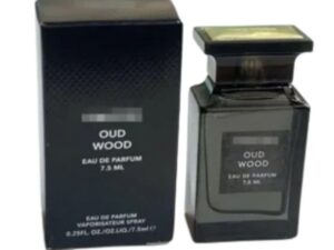 Tom Ford Oud Wood 7.5 ml : eau de parfum mixte boisée à l’oud élégant et moderne. Format voyage luxueux pratique à emporter partout.
