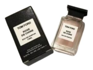 Tom Ford Rose de Chine 7.5 ml : eau de parfum mixte à la rose florale et boisée. Format voyage luxueux, élégant et pratique à emporter partout.