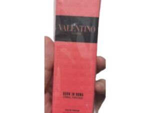 Valentino Donna Born In Roma Coral Fantasy 15 ml : eau de parfum florale fruitée pour femme. Une fragrance lumineuse et sensuelle dans un format voyage pratique.