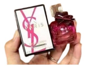 Découvrez YSL Flower Paris 7,5 ml, l'eau de parfum femme aux notes florales et fruitées. Format voyage pratique, élégant et idéal pour le quotidien