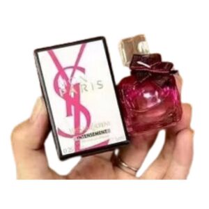 Découvrez YSL Flower Paris 7,5 ml, l'eau de parfum femme aux notes florales et fruitées. Format voyage pratique, élégant et idéal pour le quotidien